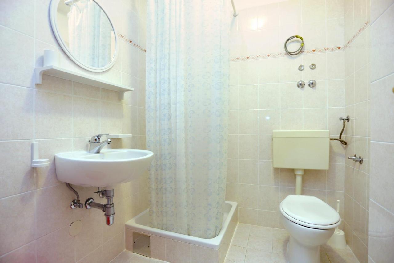 Family Friendly Seaside Apartments Razanj, Rogoznica - 10373 Kültér fotó