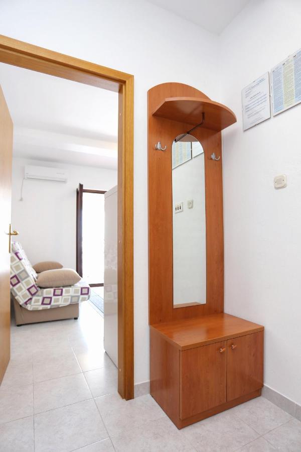 Family Friendly Seaside Apartments Razanj, Rogoznica - 10373 Kültér fotó