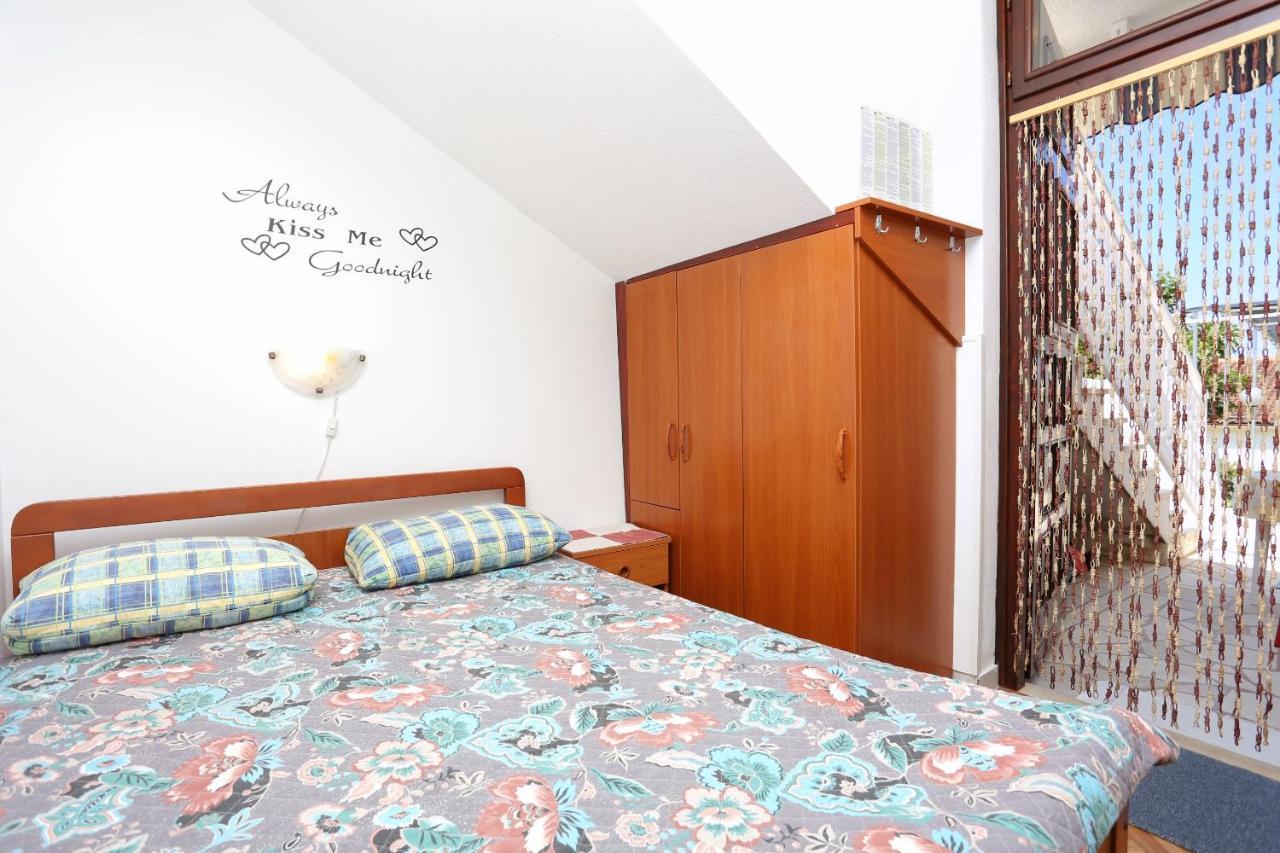 Family Friendly Seaside Apartments Razanj, Rogoznica - 10373 Kültér fotó