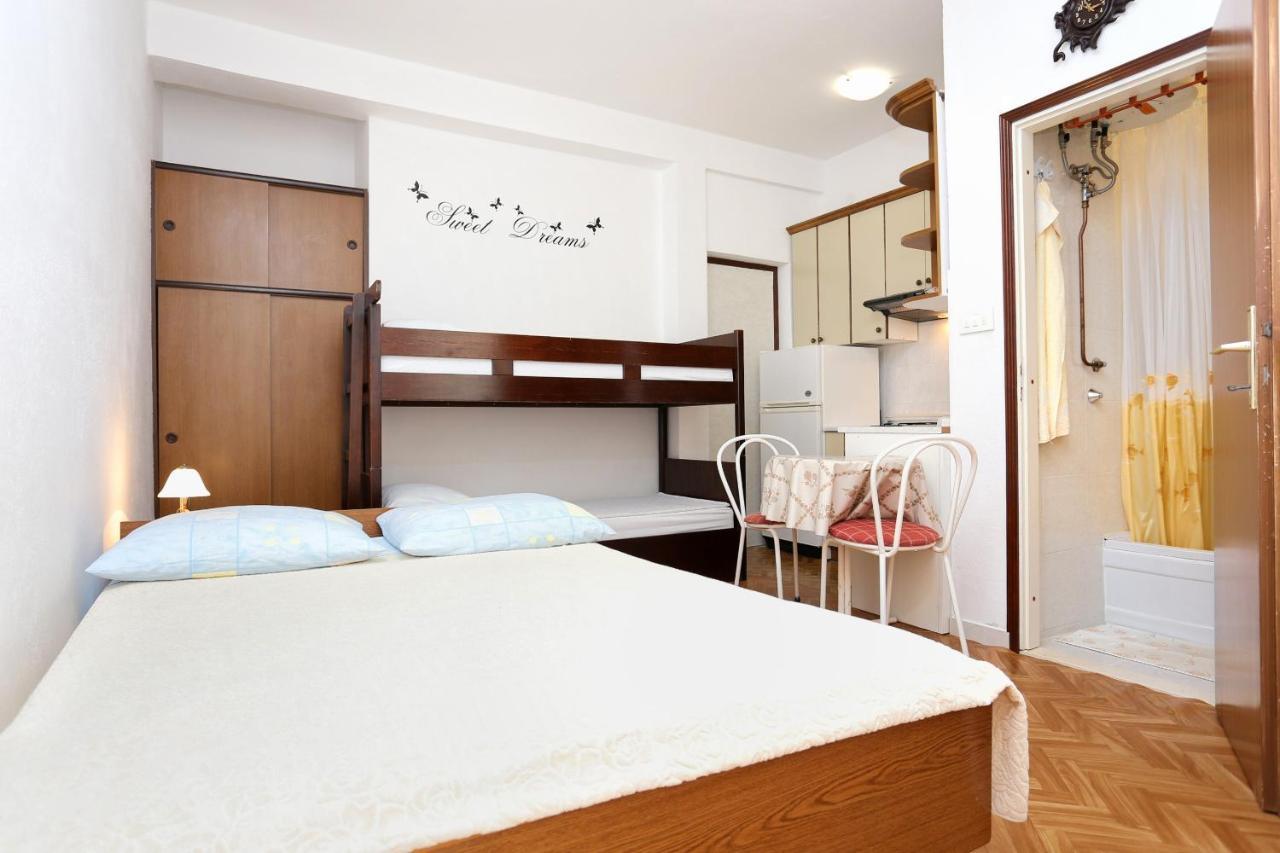 Family Friendly Seaside Apartments Razanj, Rogoznica - 10373 Kültér fotó